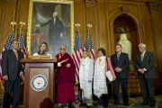 Спикер палаты представителей конгресса США Джон Бонер приветствует Его Святейшество Далай-ламу. Вашингтон, округ Колумбия. 7 июля 2011. Фото: Тензин Чойджор (Офис ЕСДЛ)