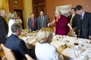 Его Святейшество Далай-лама на встрече со спикером Джоном Бонером, Нэнси Пелоси и другими лидерами конгресса США. Вашингтон, округ Колумбия. 7 июля 2011. Фото: Тензин Чойджор (Офис ЕСДЛ)