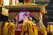 Его Святейшество Далай-лама проводит освящение платформы, на которой будет построена мандала Калачакры. Вашингтон, округ Колумбия. 7 июля 2011. Фото: Тензин Чойджор (Офис ЕСДЛ)