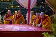 Его Святейшество Далай-лама и монахи монастыря Намгьял читают молитвы во время ритуала подготовки к возведению мандалы Калачакры. Вашингтон, округ Колумбия. 8 июля 2011. Фото: Тензин Чойджор (Офис ЕСДЛ)