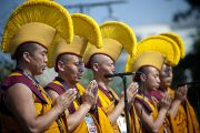 Перед началом лекции Его Святейшества Далай-ламы монахи монастыря Намгьял прочитали молитвы. Вашингтон, округ Колумбия. 9 июля 2011. Фото: Тензин Чойджор (Офис ЕСДЛ)
