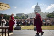 На сцене Его Святейшество Далай-ламу приветствовал Гьялва Кармапа XVII. Вашингтон, округ Колумбия. 9 июля 2011. Фото: Тензин Чойджор (Офис ЕСДЛ)