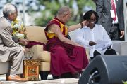 Его Святейшество Далай-лама, переводчик Туптен Джинпа и Вупи Голдберг. Вашингтон, округ Колумбия. 9 июля 2011. Фото: Тензин Чойджор (Офис ЕСДЛ)