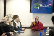 Его Святейшество Далай-лама во время встречи с сотрудниками "Радио Свободная Азия". Вашингтон, округ Колумбия, США. 11 июля 2011. Фото: Тензин Чойджор (Офис ЕСДЛ)