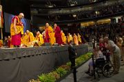 Его Святейшество Далай-лама остановился поговорить со слушателями перед началом подготовительных учений по Калачакре. Вашингтон, округ Колумбия, США. 11 июля 2011. Фото: Тензин Чойджор (Офис ЕСДЛ)