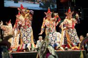 Монахи монастыря Намгьял исполняют ритуальный танец Калачакры. Вашингтон, США. 12 июля 2011. Фото: Тензин Чойджор (Офис ЕСДЛ)