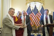 Бывшие сенаторы Том Дэшл и Боб Доул, а также Вэл Халамандарис вручают Его Святейшеству Далай-ламе премию имени матери Терезы. Вашингтон, США. 13 июля 2011. Фото: Тензин Чойджор (Офис ЕСДЛ)