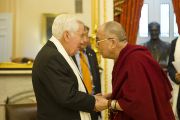 Его Святейшество Далай-лама и сенатор Ричард Лугар во время встречи с членами комитета сената по международным отношениям. Вашингтон, США. 13 июля 2011. Фото: Тензин Чойджор (Офис ЕСДЛ)
