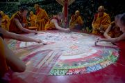 Его Святейшество Далай-лама и монахи монастыря Намгьял разрушают песочную мандалу Калачакры. Вашингтон, США. 16 июля 2011. Фото: Тензин Чойджор (Офис ЕСДЛ)