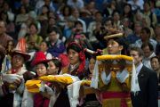 Тибетцы в праздничных национальных одеждах совершают ритуальные подношения во время молебна о долголетии Его Святейшества Далай-ламы. Вашингтон, США. 16 июля 2011. Фото: Тензин Чойджор (Офис ЕСДЛ)