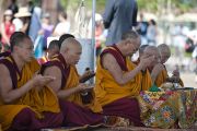 Его Святейшество Далай-лама и монахи монастыря Намгьял читают молитвы перед тем, как высыпать песок мандалы в реку Анакостия. Вашингтон, США. 16 июля 2011. Фото: Тензин Чойджор (Офис ЕСДЛ)