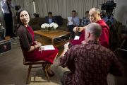Его Святейшество Далай-лама и Энн Керри в перерыве интервью для телеканала NBC. Вашингтон, США. 16 июля 2011. Фото: Тензин Чойджор (Офис ЕСДЛ)