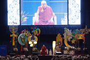 Его Святейшество Далай-лама во время публичной лекции "Наведем мосты между религиями" в университете штата Иллинойс, Чикаго. 17 июля 2011. Фото: Ричард Шэй