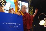 Его Святейшество Далай-лама во время публичной лекции "Наведем мосты между религиями" в университете штата Иллинойс, Чикаго. 17 июля 2011. Фото: Ричард Шэй