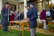 Новый демократически избранный калон-трипа (премьер-министр) Центральной тибетской администрации Лобсанг Сенге принимает присягу во время торжественной церемонии инаугурации в главном тибетском храме в Дхарамсале, Индия. 8 августа 2011. Фото: Тензин Чойджор (Офис ЕСДЛ)