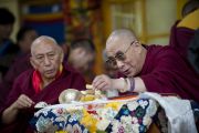 Его Святейшество Далай-лама пьет чай во время торжественной церемонии инаугурации калон трипы (премьер-министра) Центральной тибетской администрации в главном тибетском храме в Дхарамсале, Индия. 8 августа 2011. Фото: Тензин Чойджор (Офис ЕСДЛ)