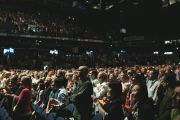 7-тысячная аудитория аплодирует Его Святейшеству Далай-ламе.  Хельсинки, Финляндия. 20 августа 2011. Фото: Игорь Янчеглов/Фонд "Сохраним Тибет"