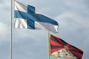 Флаги Финляндии и Тибета у стадиона Барона Арена в Финляндии. 20 августа 2011. Фото: Игорь Янчеглов/Фонд "СохранимТибет"