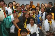 Его Святейшество Далай-лама фотографируется с паломниками из России, приехавшими на его учения в Финляндию. 20 августа 2011. Фото: Игорь Янчеглов/Фонд "Сохраним Тибет"