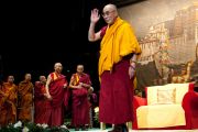 Его Святейшество Далай-лама приветствует аудиторию публичной лекции "Сила сострадания" в Финляндии. 20 августа 2011. Фото: Паси Хааране/Офис Тибета, Лондон