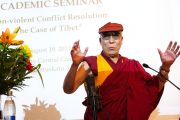 Его Святейшество выступает с докладом на семинаре "Ненасильственное разрешение конфликтов на примере Тибета" в Университете Хельсинки. 19 августа 2011. Фото: Паси Хааране/Офис Тибета, Лондон