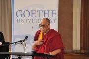 Его Святейшество Далай-лама выступает с речью о лидерстве и нравственных ценностях в Университета им. Гёте во Франкфурте, Германия. 22 августа 2011. Фото: Tibet Bureau Geneva