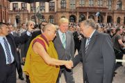 Спикер парламента земли Гессен Норберт Картманн приветствует Его Святейшество Далай-ламу у входа в здание парламента. Висбаден, Германия. 23 августа 2011. Фото: Tibet Bureau Geneva