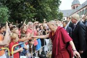 Люди приветствуют Его Святейшество Далай-ламу в саду монастыря в Зелигенштадте. Франкфурт, Германия. 22 августа 2011. Фото: Tibet Bureau Geneva