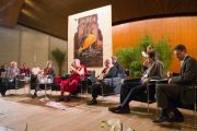 Его Святейшество Далай-лама выступает на международном когрессе по вопросам сосредоточения ума. Гамбург, Германия. 21 августа 2011. Фото: Tibet Bureau Geneva