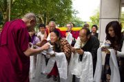 Тибетцы встречают Его Святейшество Далай-ламу у входа в гостиницу в Гамбурге, Германия. 21 августа 2011. Фото: Tibet Bureau Geneva