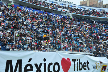 Его Святейшество Далай-лама выступил перед тридцатитысячной аудиторией в Мехико
