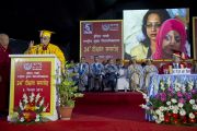 Его Святейшество Далай-лама выступает с речью в Национальном открытом университете имени Индиры Ганди. Дели, Индия. 5 сентября 2011. Фото: Тензин Чойджор (Офис ЕСДЛ)