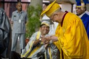 Его Святейшество Далай-лама приветствует преподавателя Национального открытого университета имени Индиры Ганди. Дели, Индия. 5 сентября 2011. Фото: Тензин Чойджор (Офис ЕСДЛ)