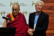 Его Святейшество Далай-лама и Ричард Гир на открытии выставки «Тибет: память о пропавшем народе». Мехико, Мексика. 10 сентября 2011. Фото: Yeonsuk Ka