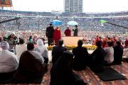 Более 30 тысяч человек собрались на стадионе Круз Азул, чтобы послушать лекцию Его Святейшества Далай-ламы. Мехико, Мексика. 10 сентября 2011. Фото: Oscar Fernandez