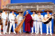 Его Святейшество Далай-лама в музыкантами, выступавшими после его лекции на стадионе Круз Азул. Мехико, Мексика. 10 сентября 2011. Фото: Oscar Fernandez