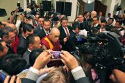 Его Святейшество Далай-лама в окружении журналистов по окончании пресс-конференции. Монтеррей, Мексика. 9 сентября 2011. Фото: Eyonsuk Ka