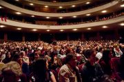 Из двух тысяч человек, собравшихся послушать выступление Его Святейшества Далай-ламы в Coliseo Auditorium, большинство были молодыми людьми. Буэнос-Айрес, Аргентина.13 сентября 2011. Фото: Pompi Gutnisky