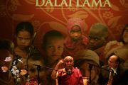 Его Святейшество Далай-лама выступает с речью в Coliseo Auditorium. Буэнос-Айрес, Аргентина.13 сентября 2011. Фото: Pompi Gutnisky
