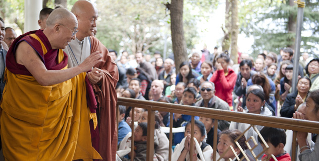 Сотни человек собрались послушать учения Далай-ламы в Дхарамсале