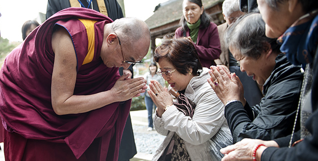 В Коясане Далай-лама говорил о необходимости совмещать духовное и материальное развитие