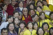 Его Святейшество Далай-лама с тайваньскими буддистами, прибывшими на учения. Дхарамсала Индия. 4 октября 2011. Фото: Тензин Чойджор (Офис ЕСДЛ)