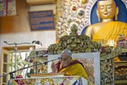 Его Святейшество Далай-лама во время учений, дарованных по просьбе буддистов из Тайваня. Дхарамсала Индия. 4 октября 2011. Фото: Тензин Чойджор (Офис ЕСДЛ)