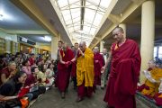 Его Святейшество Далай-лама приветствует своих последователей по окончании учений в главном тибетском храме. Дхарамсала Индия. 4 октября 2011. Фото: Тензин Чойджор (Офис ЕСДЛ)