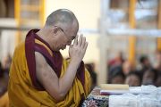 Его Святейшество Далай-лама молится о тех, кто погиб, и о тех, кто пострадал во время последних акций протеста в Тибете. Дхарамсала, Индия. 19 октября 2011. Фото: Тензин Чойджор (Офис ЕСДЛ)