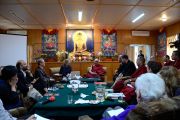 Его Святейшество Далай-лама и участники конференции «Ум и жизнь» во время первой сессии, 17 октября 2011. Дхарамсала, Индия. Фото: Betty Jones