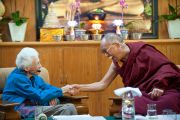 Его Святейшество Далай-лама благодарит Салли Макфаг за ее доклад на XXIII конференции «Ум и жизнь». Дхарамсала, Индия. 19 октября 2011. Фото: Betty Jones