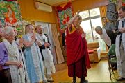 Его Святейшество Далай-лама прощается с присутствующими по окончании конференции «Ум и жизнь». Дхарамсала, Индия. 20 октября 2011. Фото: Тензин Чойджор (Офис ЕСДЛ)
