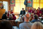 Его Святейшество Далай-лама беседует с участниками конференции «Ум и жизнь». Дхарамсала, Индия. 20 октября 2011. Фото: Тензин Чойджор (Офис ЕСДЛ)