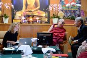 Элки Уэбер, Его Святейшество Далай-лама и Туптен Джинпа, переводчик Далай-ламы, смеются удачной шутке во время конференции «Ум и жизнь». Дхарамсала, Индия. 20 октября 2011. Фото: Betty Jones